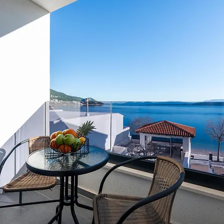 Wind Rose Bura-beachfront