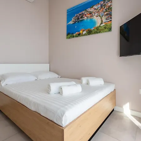 Wind Rose Bura-beachfront *