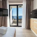 Wind Rose Bura-beachfront *