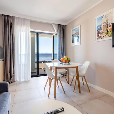 Wind Rose Bura-beachfront Apartment
